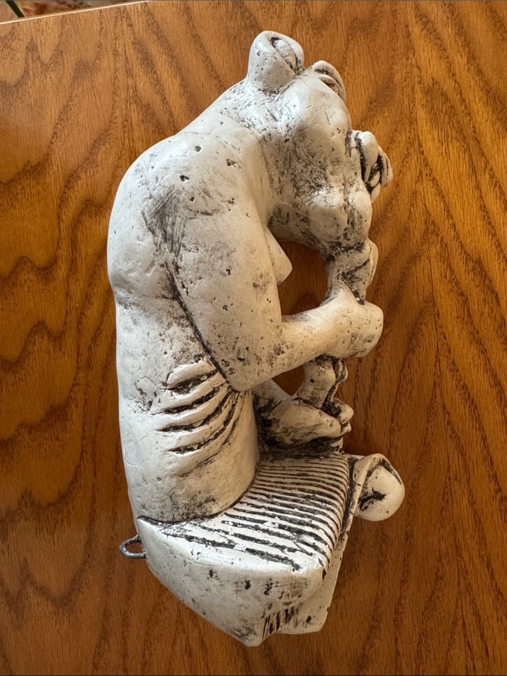 “Bone Gnawing" resin gargoyle statue. Decorative Wall art. - Picture 12 of 12